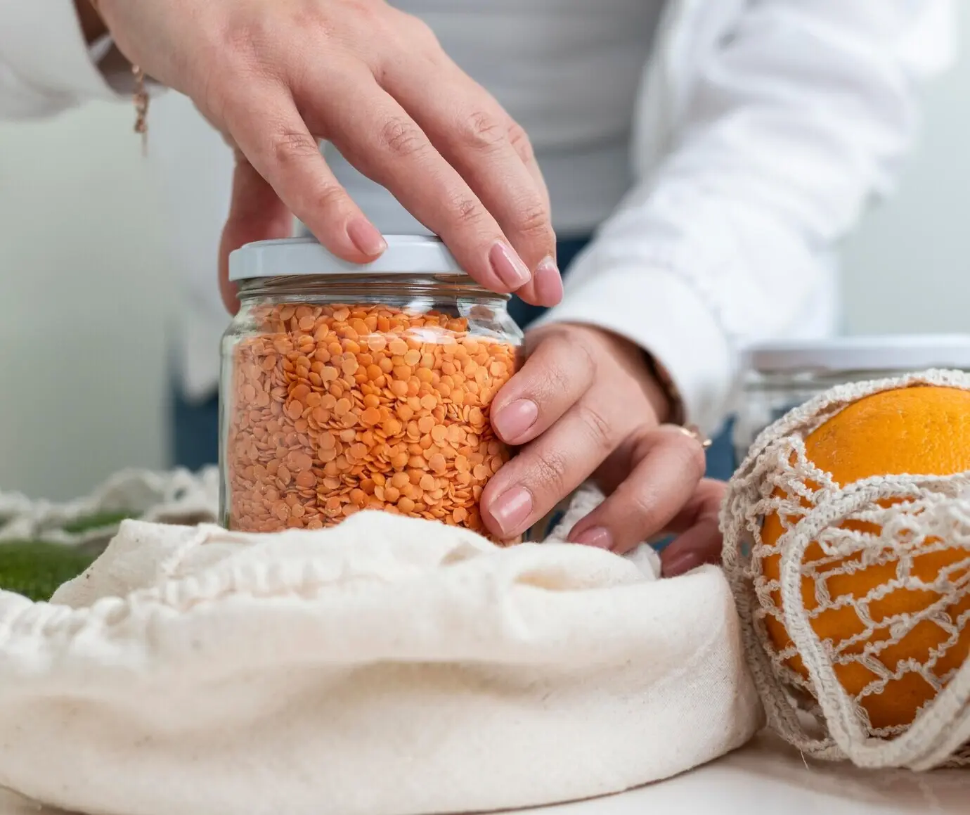 Nahaufnahme von Händen, die ein Glas verschließen.